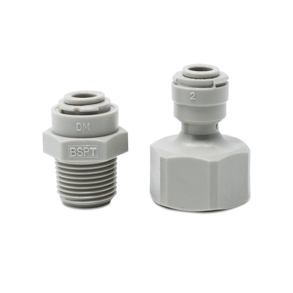 Zwei graue Alvito-Rohrverschraubungen aus Kunststoff sind auf weißem Hintergrund abgebildet: die linke hat ein BSPT-Gewinde, während die rechte, die mit Alvito Wasserwirbler Inline LowFlow - Osmoseanlagen verwendet wird, einen größeren Sechskantboden und eine "2" obenauf hat.