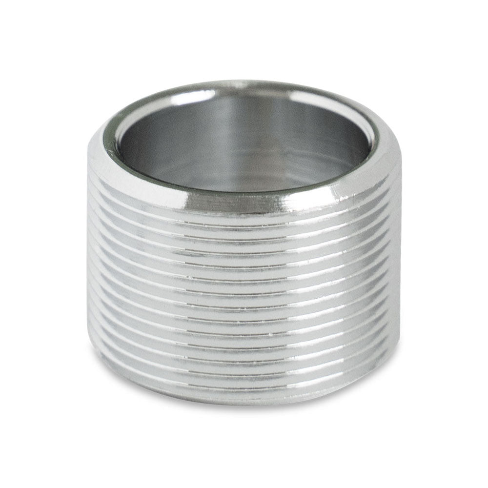 Das Alvito Gewinderohr AG M22 - AG M22 ist ein metallisch glänzender, zylindrischer Ring mit gleichmäßig verteilten horizontalen Rillen, der mit einer 16 mm Außengewinde und Messing vernickelt auf weißem Grund dargestellt ist.