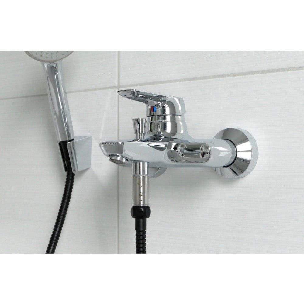 Eine moderne, verchromte Wandduscharmatur mit einem Einhebelgriff und dem Alvito Dusch-/BadWirbler von Alvito ist an einer weiß gefliesten Wand installiert. Ein flexibler schwarzer Schlauch verbindet die Handbrause und sorgt für eine erfrischende Wasserstrukturierung.