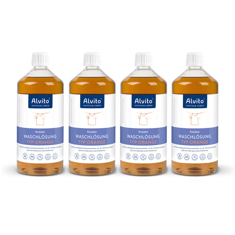 Vier Flaschen der Alvito Ökologischen Waschlösung von Alvito sind nebeneinander aufgereiht, mit leuchtend orangefarbener Flüssigkeit und blau-weißen Etiketten mit Text und Symbolen, alles vor einem sauberen weißen Hintergrund.