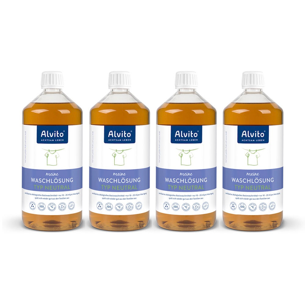 Vier Flaschen Alvito Ökologische Waschlösung von Alvito sind nebeneinander angeordnet, jede mit klarer, bernsteinfarbener Flüssigkeit, weißem Verschluss und blau-weißem Etikett mit Kleidung und umweltfreundlichen Symbolen.