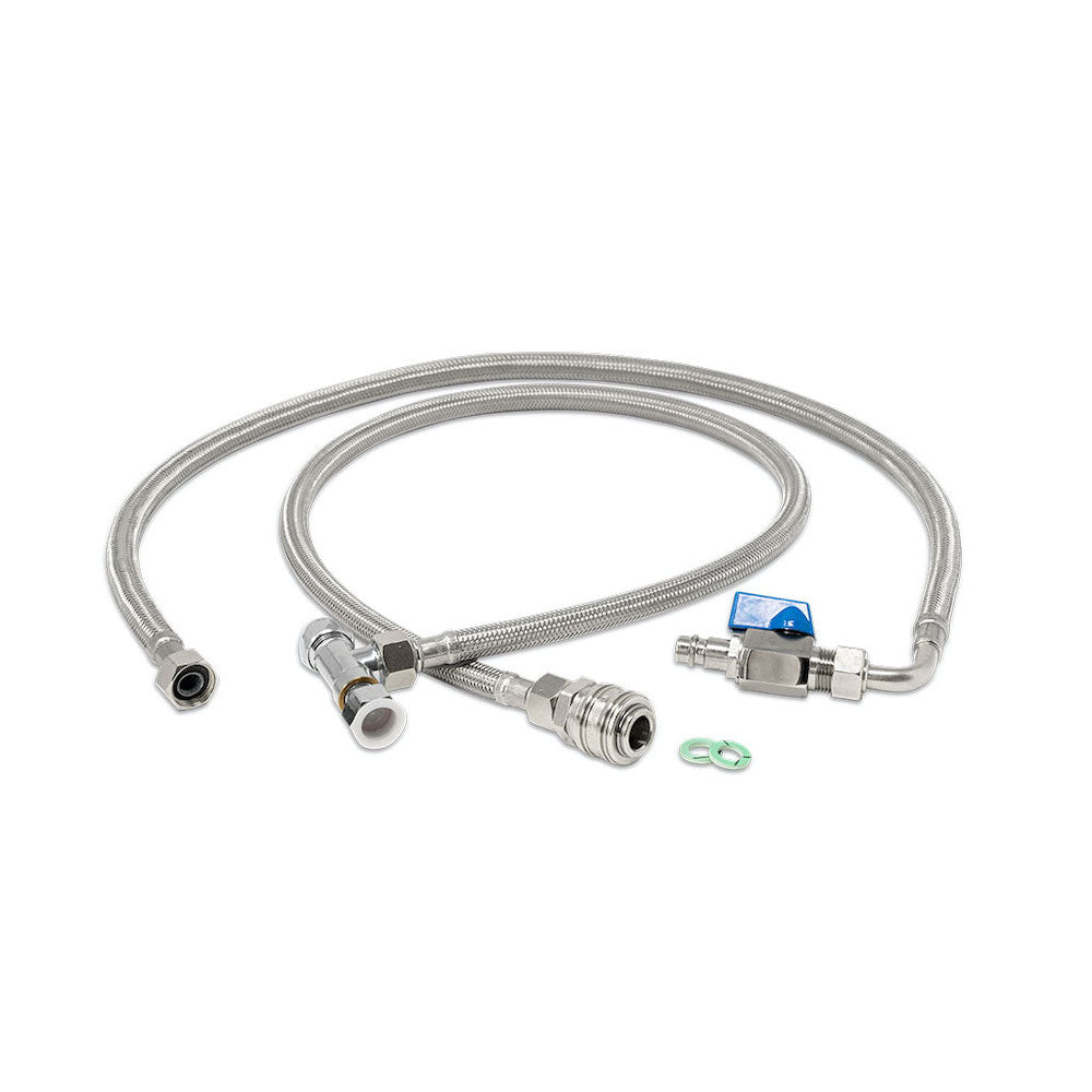 Der Alvito Schlauchsatz mit Kupplungen von Alvito besteht aus einem Edelstahl-Geflechtschlauch mit Metallarmaturen, einem Ventil mit blauem Griff, grünem Dichtungsring und integriertem Rückflussverhinderer - ideal für Untertisch-Wasserfilteranlagen.