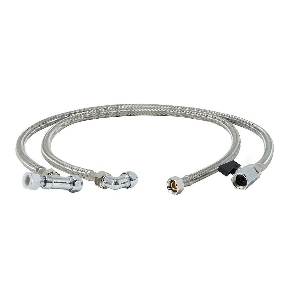 Der Carbonit VARIO Schlauchsatz 3/8" komplett von Carbonit besteht aus zwei flexiblen, geflochtenen Metallschläuchen mit Gewindeanschlüssen, einem Winkelanschluss, einem Absperrhahn aus Kunststoff und einem T-Stück, abgebildet auf weißem Grund.