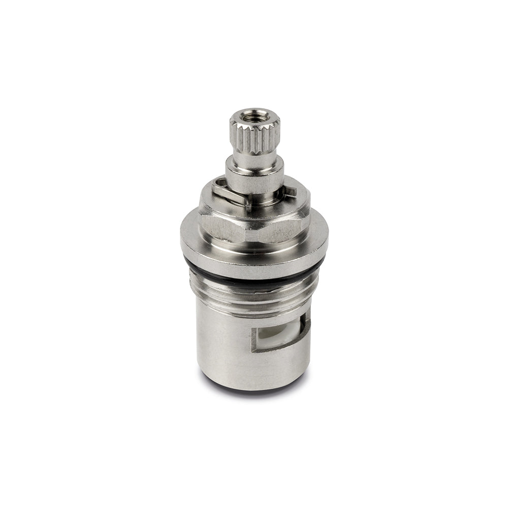 Das Alvito Ventil für Armatur Alba ist ein metallisches, zylindrisches Ventil mit Gewindeanschlüssen und einem ausgeschnittenen Fenster für optimalen Wasserdurchfluss, dargestellt auf weißem Hintergrund.