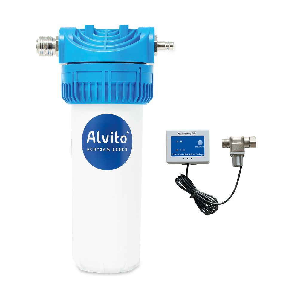Der Alvito Untertisch-Wasserfilter von Alvito, hier in Weiß und Blau mit Metallanschluss und elektronischer Steuerung, sorgt mit einem Aktivkohle-Blockfilter für sauberes, frisches Trinkwasser. Abgebildet auf weißem Hintergrund.