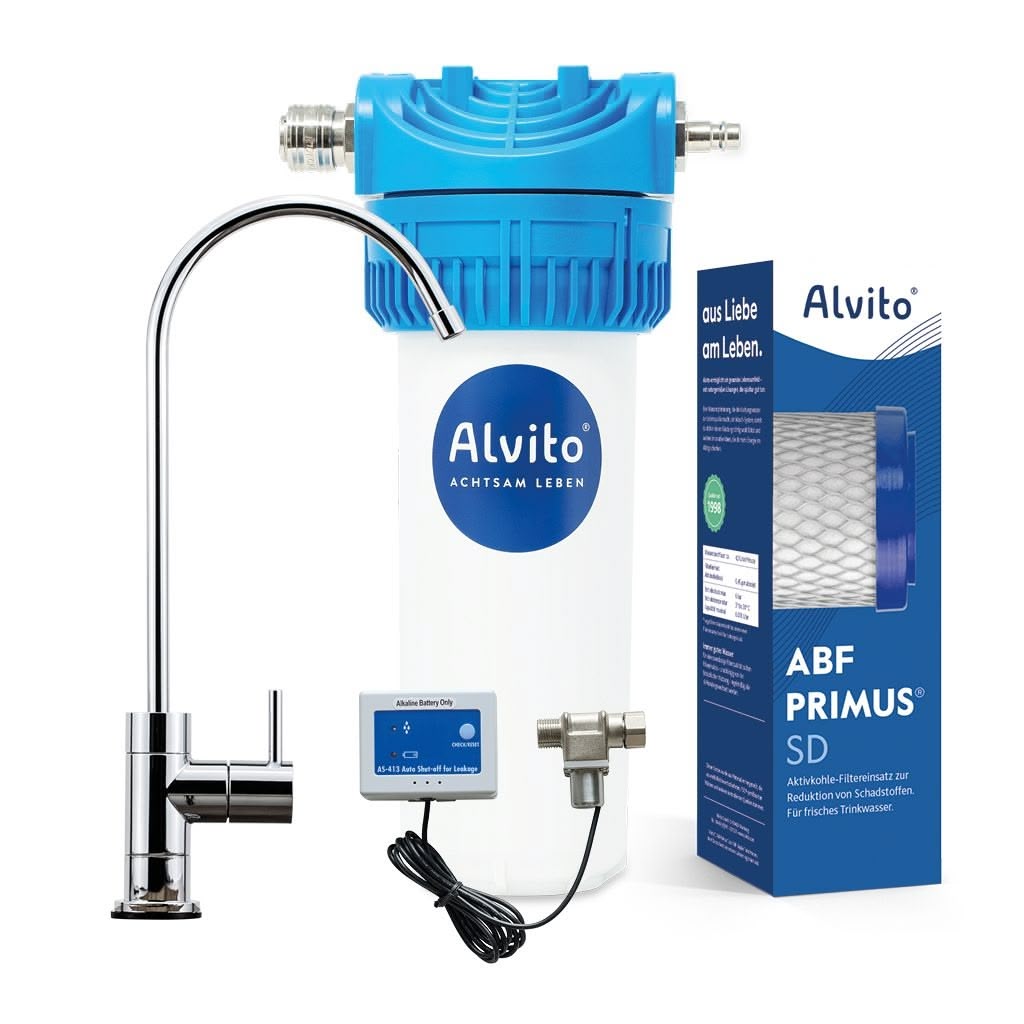 Das Alvito Untertisch-Wasserfilter-Set Split Pure besteht aus einem blau-weißen Untertischgerät, einem verchromten Wasserhahn, einem Kontrolldisplay mit Verkabelung, einem Metallventil und einer blauen Alvito ABF Primus SD Aktivkohlefilterbox.