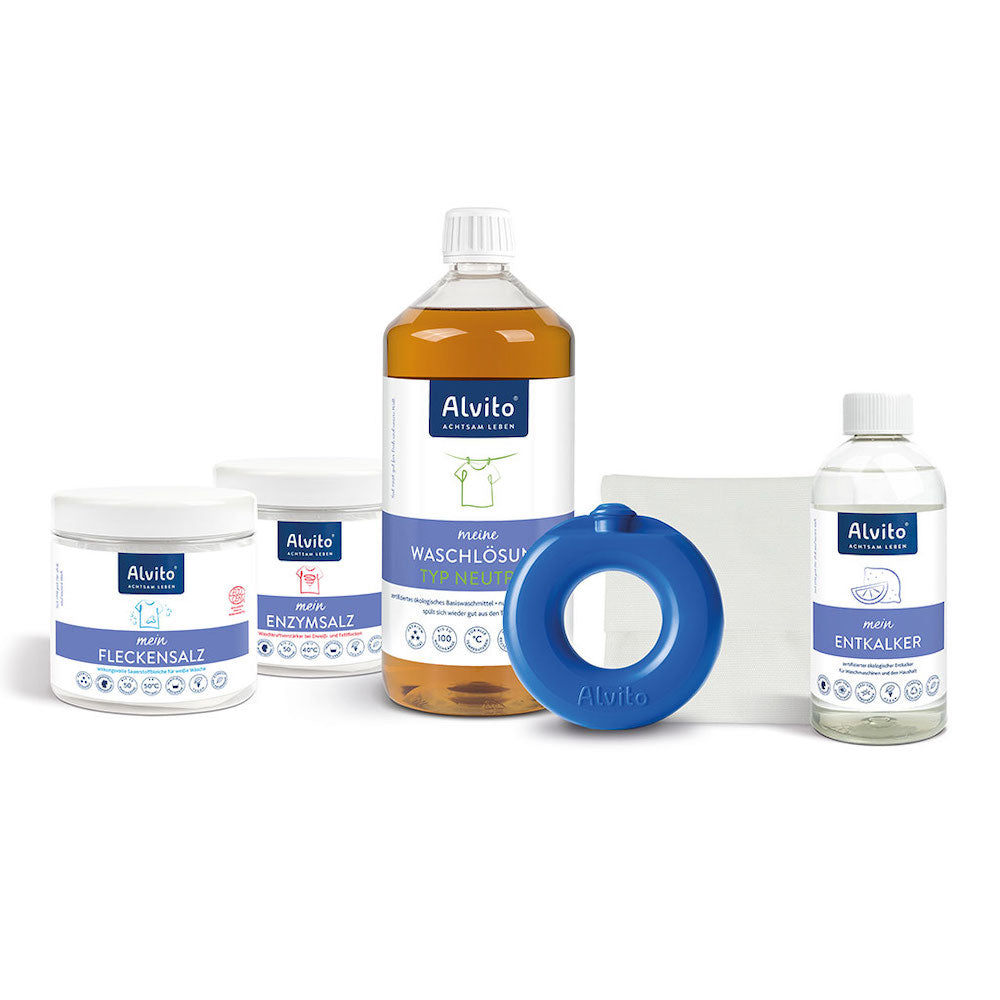 Das Alvito Waschsystem Komplett-Set von Alvito enthält einen Waschmittel-Baukasten mit Pulverbehältern, großen und kleinen Flaschen, einem blauen Rundwerkzeug und einem weißen Tuch, alles auf weißem Hintergrund.