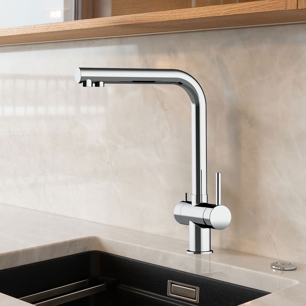 Der Atessa 3-Wege-Wasserhahn Edelstahl mit hohem Bogen und Doppelgriffen ist über einer rechteckigen Edelstahlspüle montiert, die durch eine helle Marmoraufkantung und Holzschränke ergänzt wird.