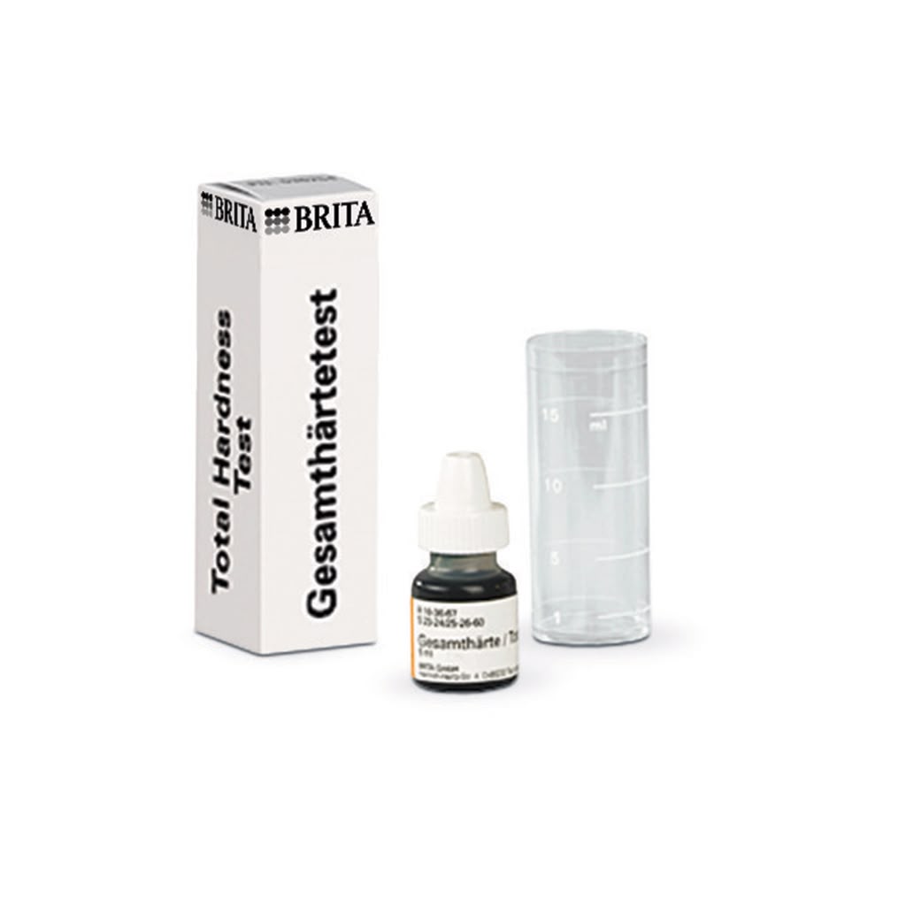 Ein BRITA-Gesamthärtetest-Set mit einer weißen Schachtel, einer kleinen Tropfflasche mit der Aufschrift "Gesamthärtetest" und einem durchsichtigen Plastikmessbecher.