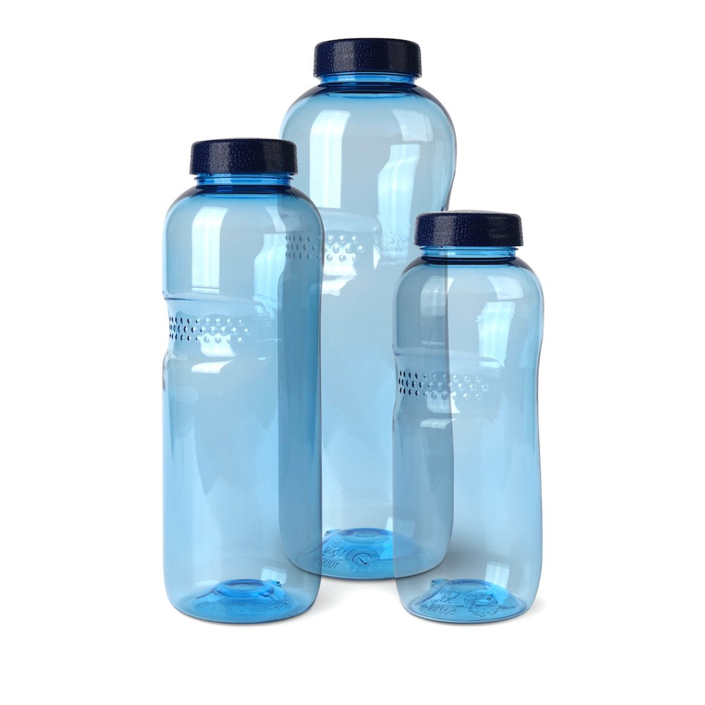 Drei Alvito Basic Tritan-Flaschen (500 ml-1.000 ml) in transluzentem Blau mit dunkelblauen Kappen, jeweils in unterschiedlicher Höhe, stehen aufrecht in einer Reihe auf weißem Hintergrund. Die BPA-freien Flaschen sind sowohl stylisch als auch praktisch.