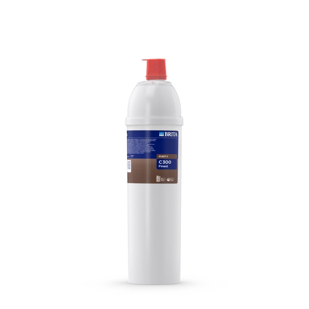 Eine weiße BRITA Purity Finest Wasserfilterkartusche mit blau-braunem Etikett und roter Kappe, die für Espressomaschinen bestimmt ist, steht aufrecht auf einem schlichten weißen Hintergrund.