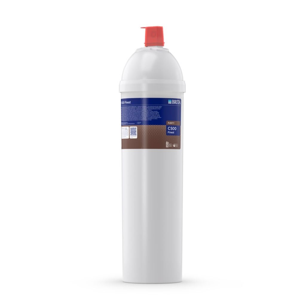 Die BRITA Purity Finest ist eine weiße, zylindrische Wasserfilterkartusche mit roter Kappe und blau-braunem Etikett, die für Espressomaschinen bestimmt ist. Sie steht aufrecht auf einem weißen Hintergrund.