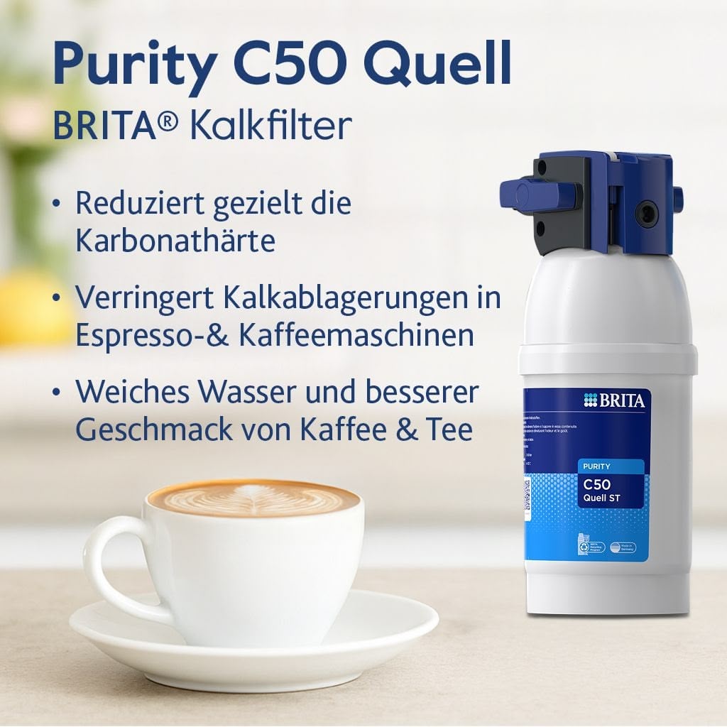 Ein Alvito Untertisch-Wasserfilter-Set Split Complete ist neben einer Tasse Kaffee abgebildet. Der Text hebt die Vorteile hervor: effektive Filterung, weniger Kalkablagerungen in Geräten und verbesserter Geschmack von Kaffee und Tee.