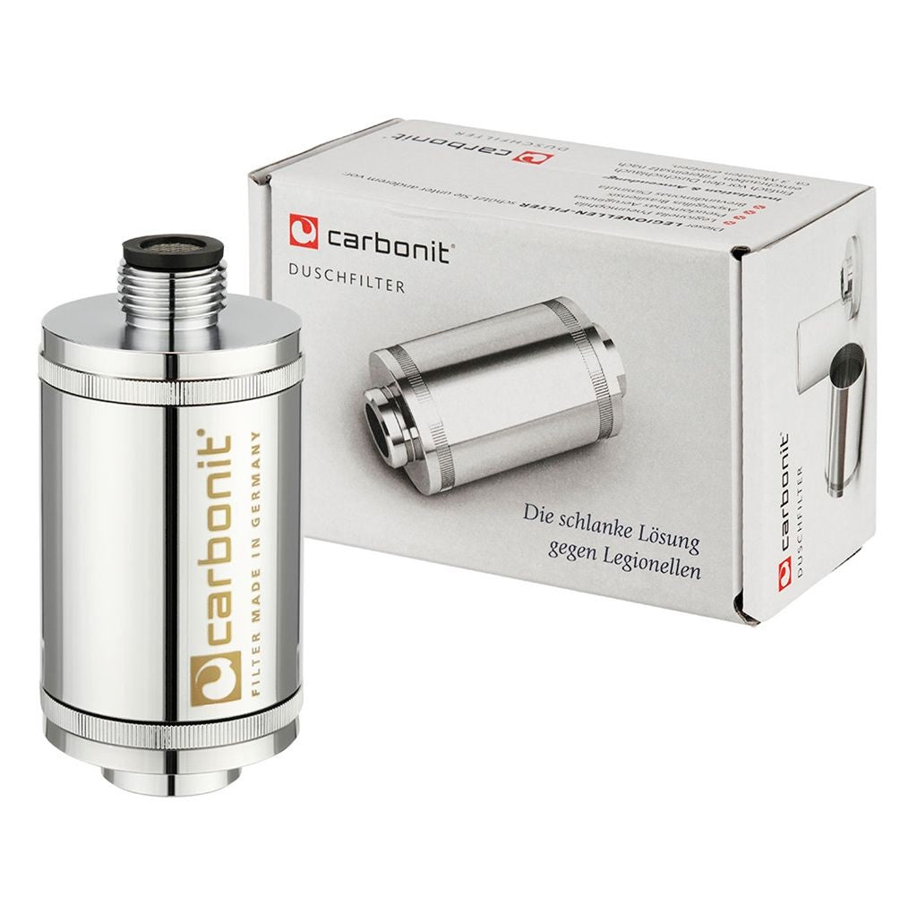 Ein metallischer Carbonit Duschfilter inkl. Filtereinsatz steht neben seiner weißen Markenbox. Filtereinsatz steht neben seiner weißen Markenschachtel, die ein Bild des Filters und einen deutschen Text enthält, der erklärt, dass er hilft, Legionellen zu entfernen.