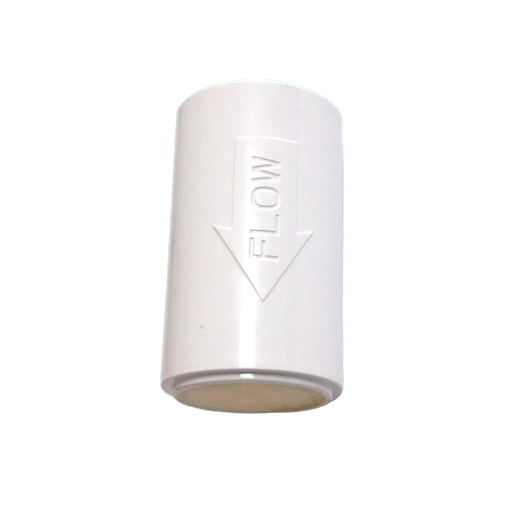 Ein weißes, zylindrisches Kunststoff-Rohrverbindungsstück mit einem geprägten Pfeil mit der Aufschrift "FLOW" zeigt die Wasser- oder Luftrichtung an - ideal für die Verwendung mit dem Carbonit Duschfilter inkl. Filtereinsatz von Carbonit. Filtereinsatz von Carbonit zur Entfernung von Legionellen. Vor komplett schwarzem Hintergrund.