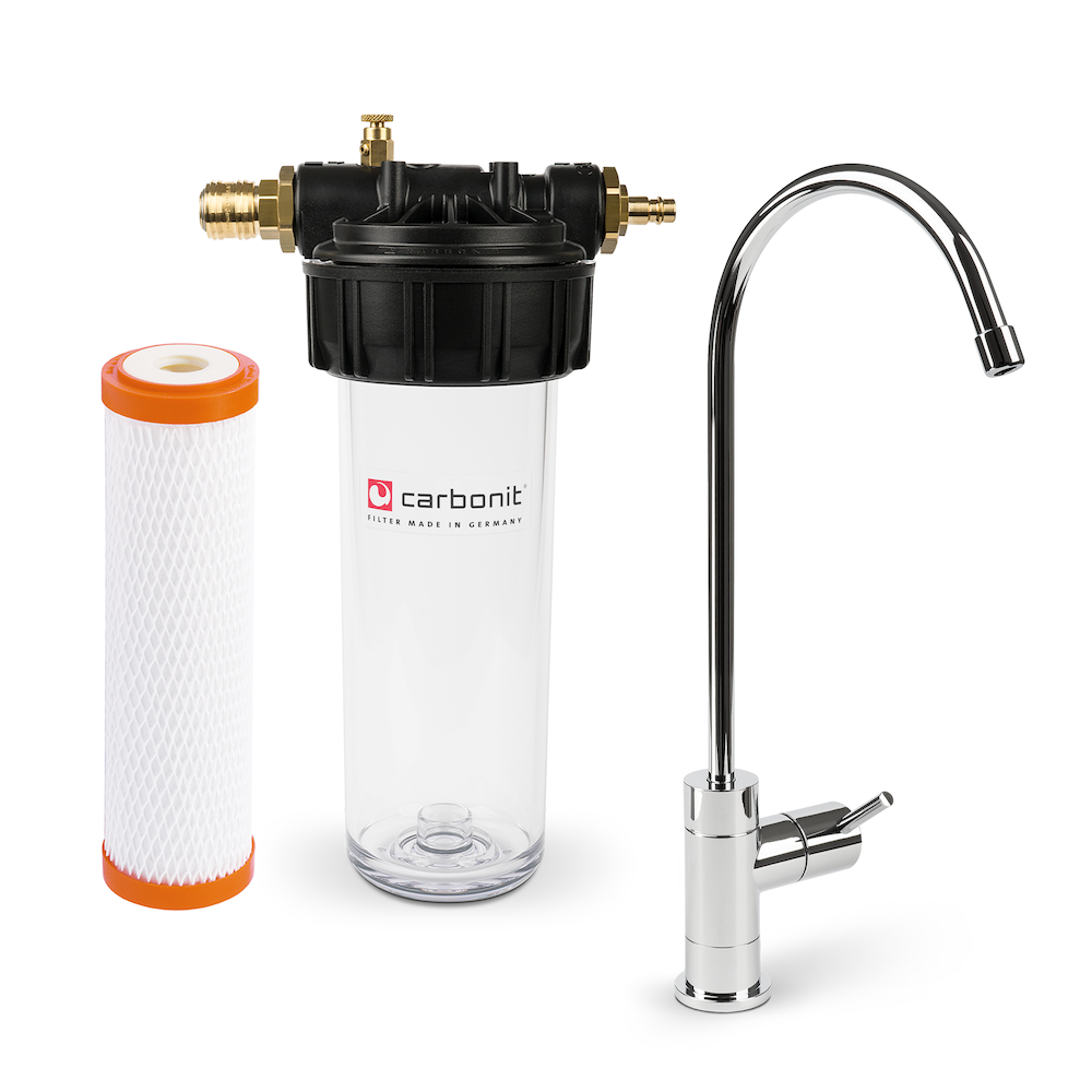 Der Carbonit VARIO Wasserfilter von Carbonit verfügt über ein transparentes Filtergehäuse, eine weiß-orangefarbene zylindrische Kartusche und einen verchromten, gebogenen Wasserhahn - ideal als Untertisch-Wasserfilter.