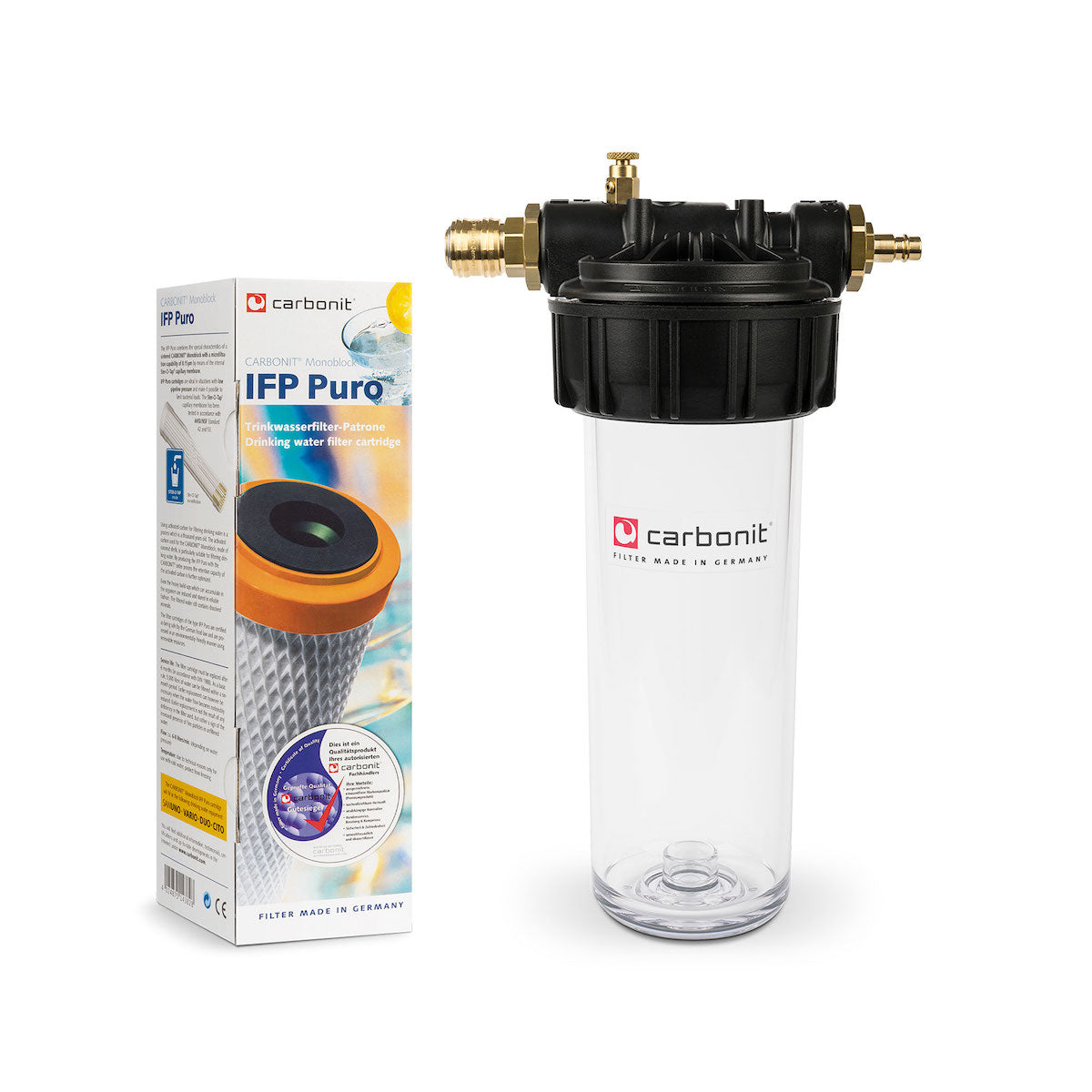 Eine Carbonit VARIO Wasserfilterkartusche von Carbonit ist neben ihrer Verpackung abgebildet. Der transparente Untertischfilter hat einen schwarzen Deckel und Messingbeschläge, während die Verpackung Produktinformationen und ein Filterbild enthält.