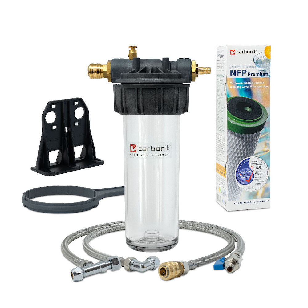 Ein Carbonit VARIO Wasserfilter-Kit von Carbonit, bestehend aus einem durchsichtigen Filtergehäuse, Schläuchen, Schraubenschlüssel, Halterung und Verpackung für die NFP Premium Kartusche. Alle Untertisch-Wasserfilterteile sind auf weißem Hintergrund abgebildet.