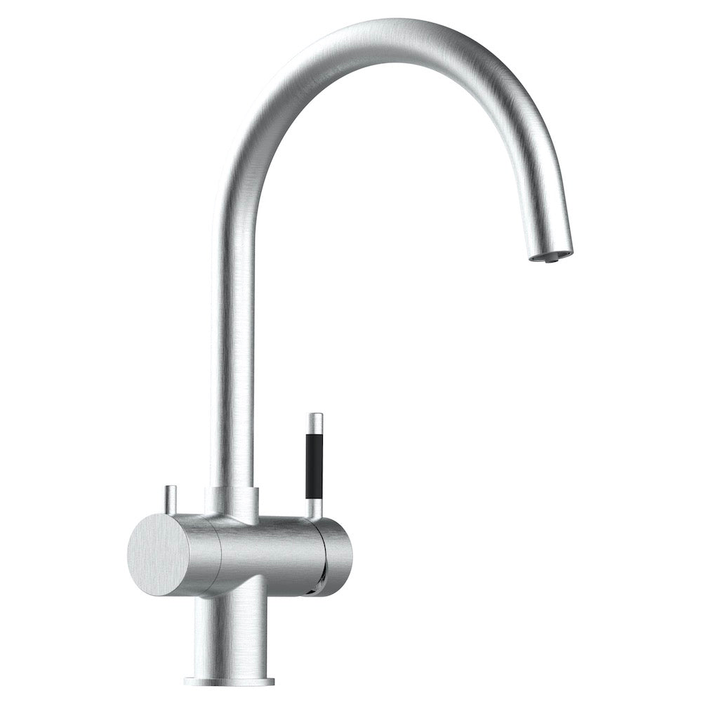 Die Küchenarmatur Furore 3-Wege-Wasserhahn Edelstahl verfügt über einen hohen, geschwungenen Auslauf und einen rechtsseitigen Einhebelgriff zur Wasserdurchfluss- und Temperaturregelung, der vor einem schlichten weißen Hintergrund gezeigt wird.