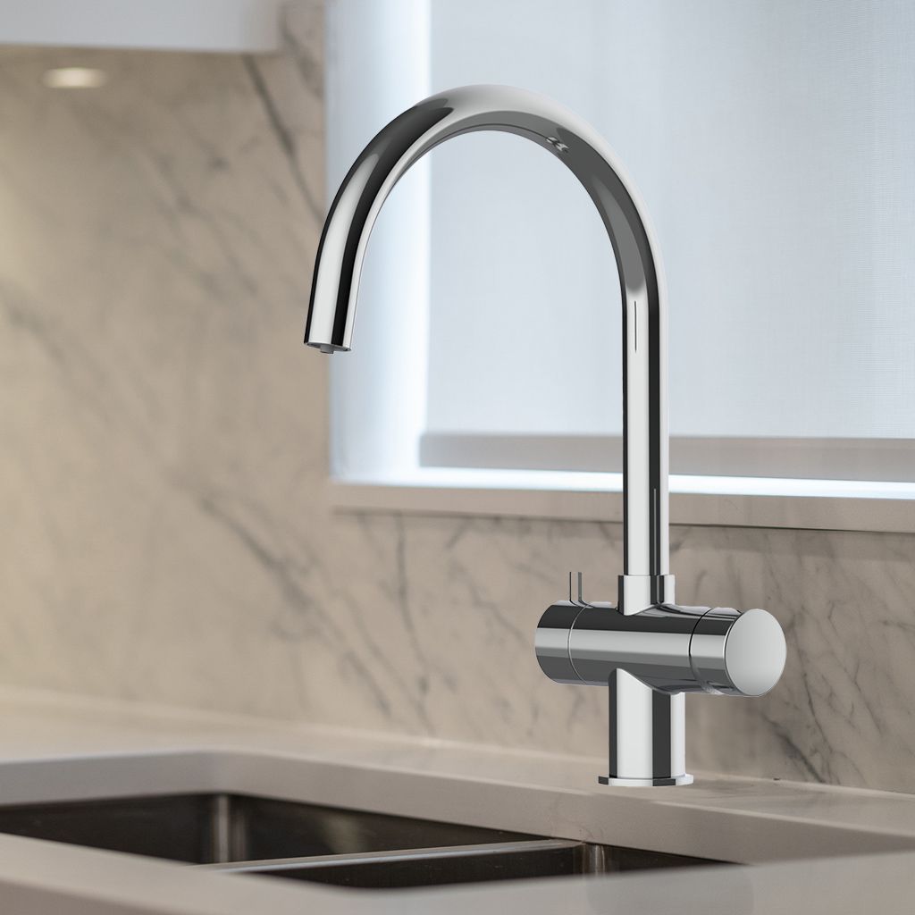 Ein Furore 3-Wege-Wasserhahn Edelstahl mit hohem, geschwungenem Auslauf ist auf einer Marmor-Arbeitsplatte neben einer Edelstahlspüle installiert, die vor einem Fenster mit weißer Jalousie steht.