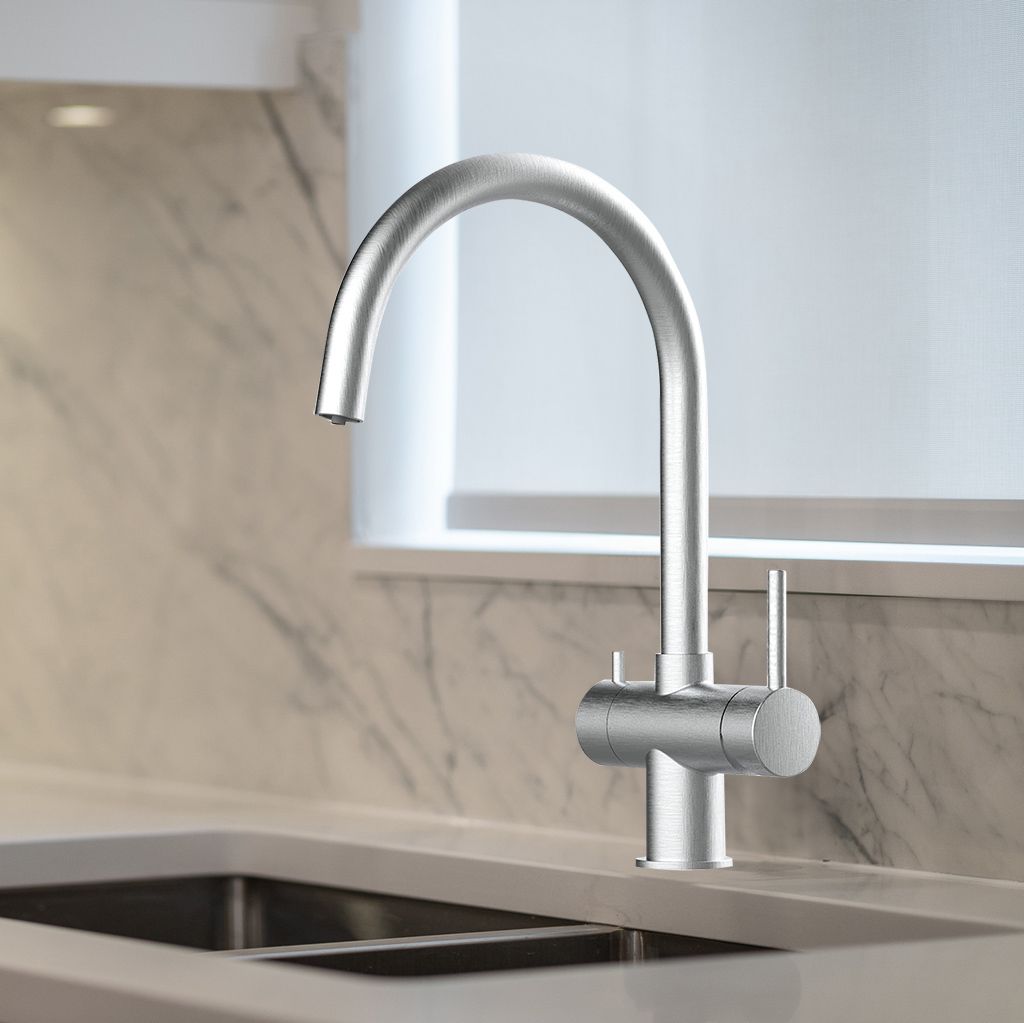 Der Furore 3-Wege-Wasserhahn Edelstahl mit hohem, geschwungenem Auslauf und Einhebelgriff ist neben einem Doppelwaschbecken auf einer Marmorarbeitsplatte mit heller Aufkantung installiert.