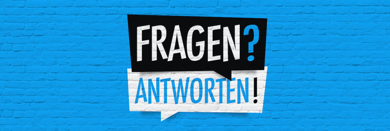 Zwei Sprechblasen auf einer blauen Backsteinmauer; in der oberen schwarzen Blase steht FRAGEN? in weißer Schrift, in der unteren weißen Blase steht ANTWORTEN! in blauer und schwarzer Schrift.