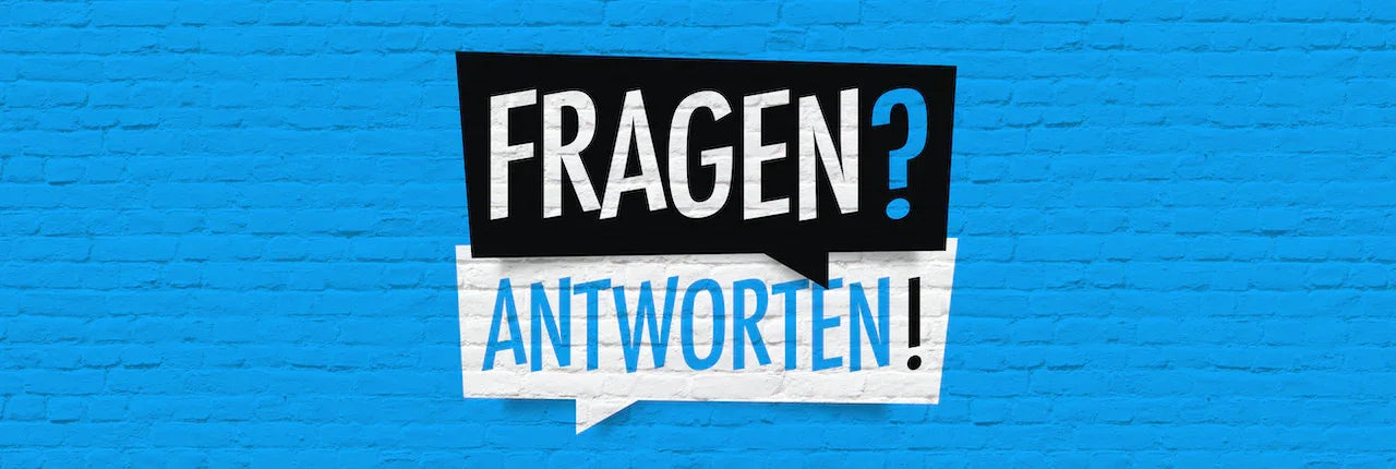 Zwei Sprechblasen auf einer blauen Backsteinmauer; in der oberen schwarzen Blase steht FRAGEN? in weißer Schrift, in der unteren weißen Blase steht ANTWORTEN! in blauer und schwarzer Schrift.