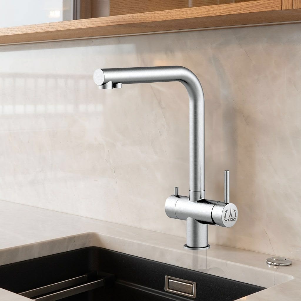 Der Lago 5-Wege-Wasserhahn Edelstahl matt gebürstet - hohe Variante ist über einem Edelstahl-Spülbecken installiert und liefert gefiltertes Wasser vor einer hellen Marmor-Rückwand.