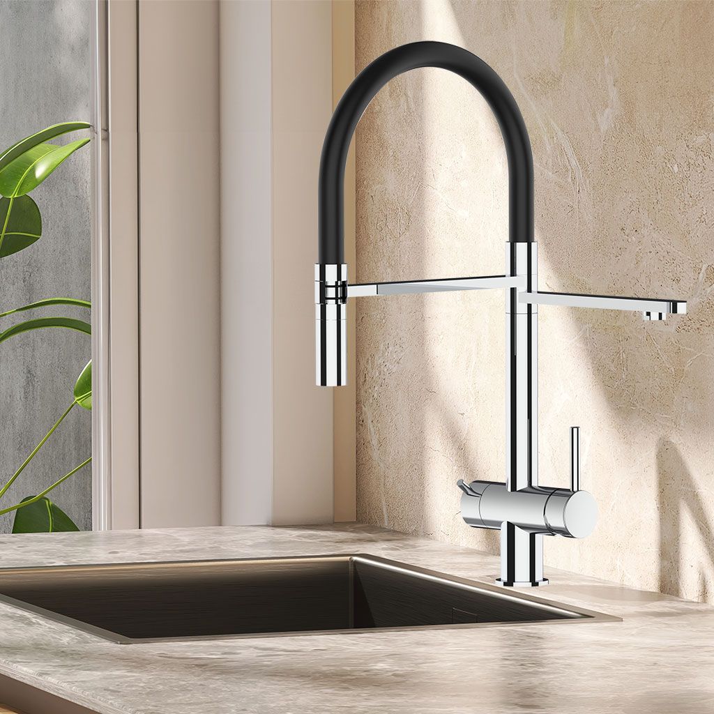 Der Levanto 3-Wege-Wasserhahn Edelstahl mit einem hohen, geschwungenen schwarz-verchromten Auslauf steht neben einem tiefen, rechteckigen Waschbecken auf einer Steinarbeitsplatte vor einer beigefarbenen, strukturierten Wand und einem grünen Pflanzenhintergrund.