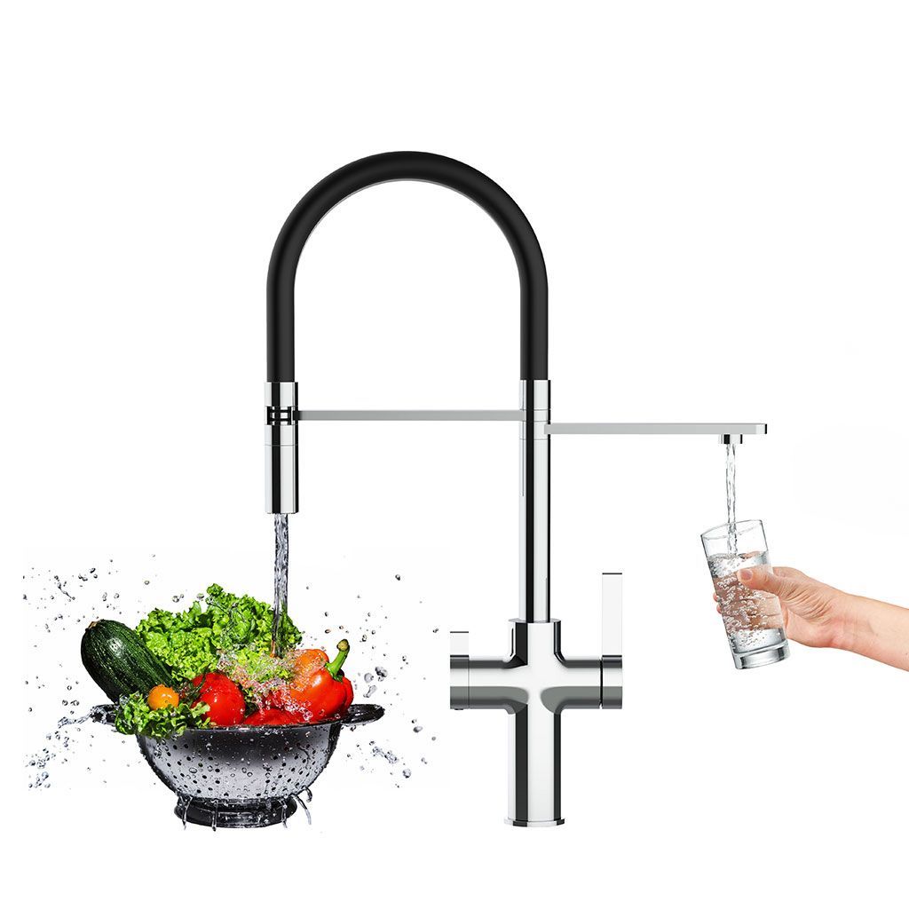 Der Levanto NEO 3-Wege-Wasserhahn Chrom schwarz gießt auf der einen Seite Wasser in ein Sieb mit frischem Gemüse und füllt auf der anderen Seite ein Glas in der Hand, das vor einem weißen Hintergrund steht.