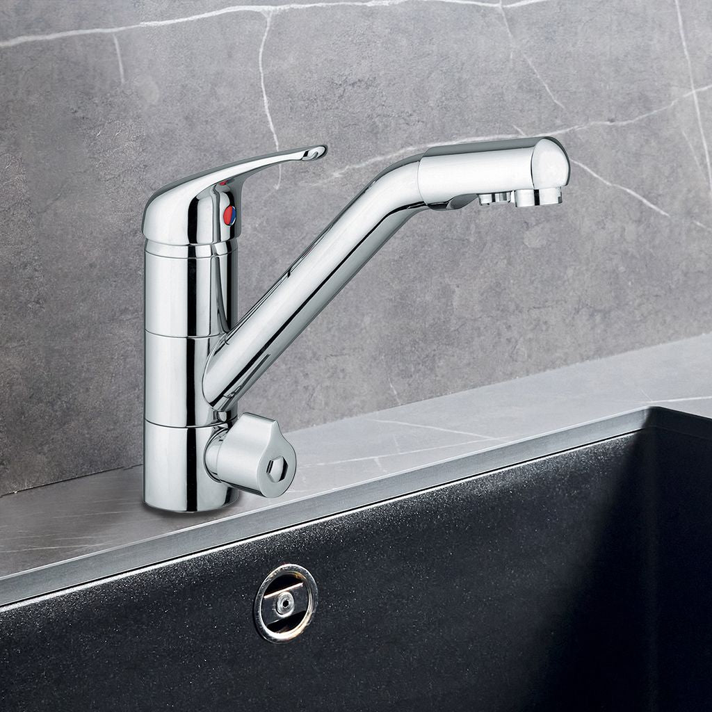 Der Siena 3-Wege-Wasserhahn Chrom von Sonstige mit Einhebelgriff ist auf einer grauen Arbeitsplatte über einem schwarzen Spülbecken vor einer grauen Steinrückwand installiert.