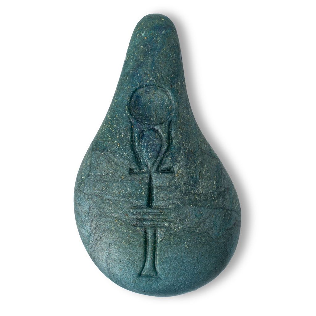 Der Stein der Harmonie von Stein der Harmonie ist ein blaugrüner, tropfenförmiger Stein mit dezentem Schimmer und eingraviertem Ankh auf weißem Grund, der Energie und inneres Gleichgewicht fördern soll.