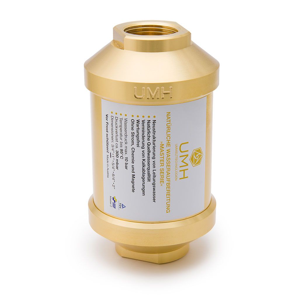 Eine goldfarbene, zylindrische UMH Master - Hauptwasseranschlusskartusche von UMH, mit Gewinde und deutschem Info-Etikett, steht aufrecht auf weißem Grund - bereit, energetisiertes Trinkwasser zu liefern.