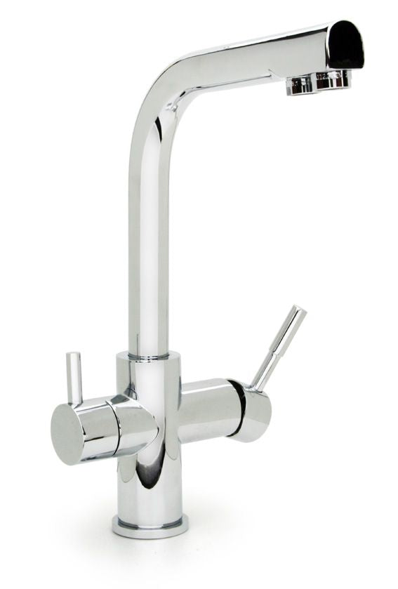 Der Sonstige Verona 3-Wege-Wasserhahn Chrom ist eine moderne Küchenarmatur mit hohem, eckigem Auslauf und zwei seitlichen Griffen für Warm- und Kaltwasser, kompatibel mit Einbaufiltersystemen, abgebildet auf weißem Grund.