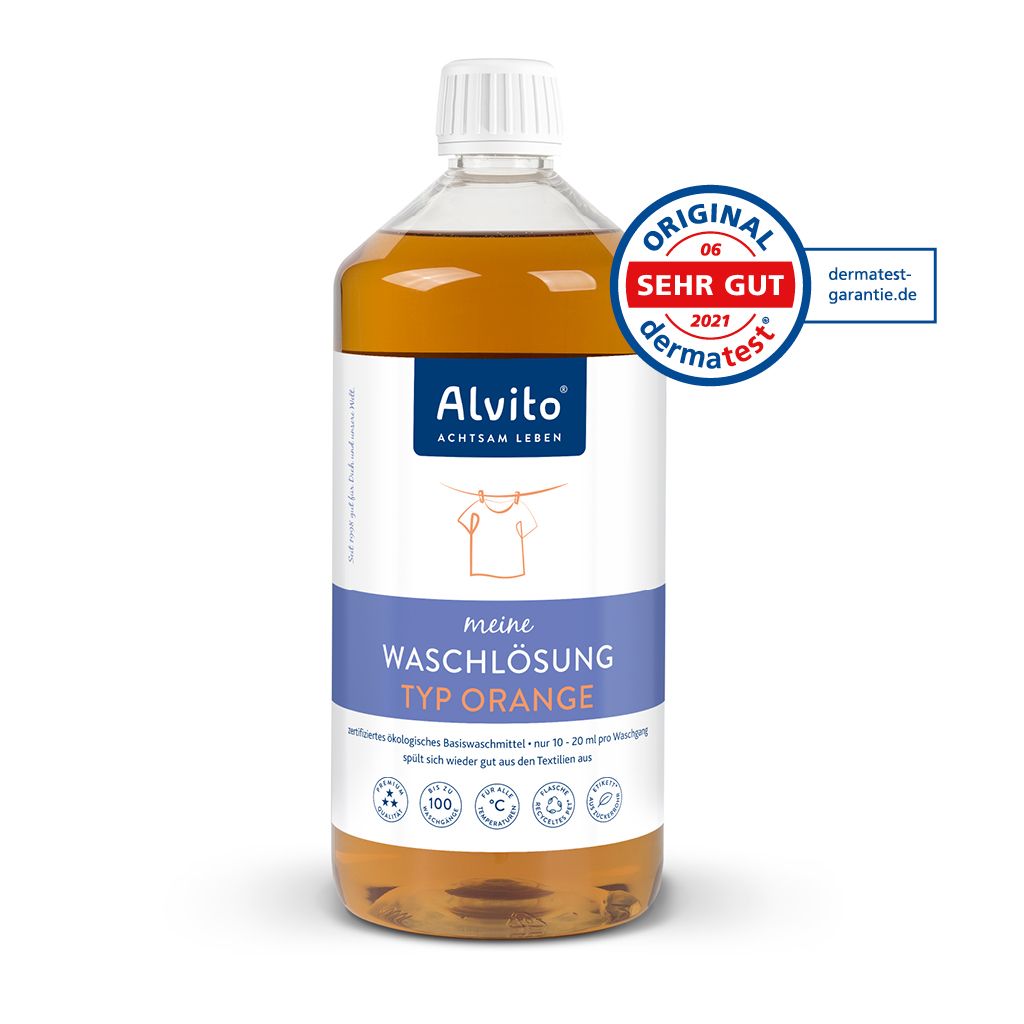 Eine klare Flasche Alvito Ökologische Waschlösung mit orangefarbener Flüssigkeit, blau-weißem Etikett, ECOCERT-zertifiziert und einem Sehr Gut dermatest-Siegel oben rechts.