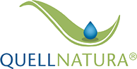 Logo für Quell Natura mit einem grünen, geschwungenen Blatt, einem blauen Wassertropfen darüber und dem Markennamen QUELL NATURA in blauer und grüner Schrift unterhalb des Designs.