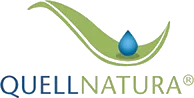 Logo für Quell Natura mit einem grünen, geschwungenen Blatt, einem blauen Wassertropfen darüber und dem Markennamen QUELL NATURA in blauer und grüner Schrift unterhalb des Designs.