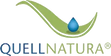 Logo für Quell Natura mit einem grünen, geschwungenen Blatt, einem blauen Wassertropfen darüber und dem Markennamen QUELL NATURA in blauer und grüner Schrift unterhalb des Designs.
