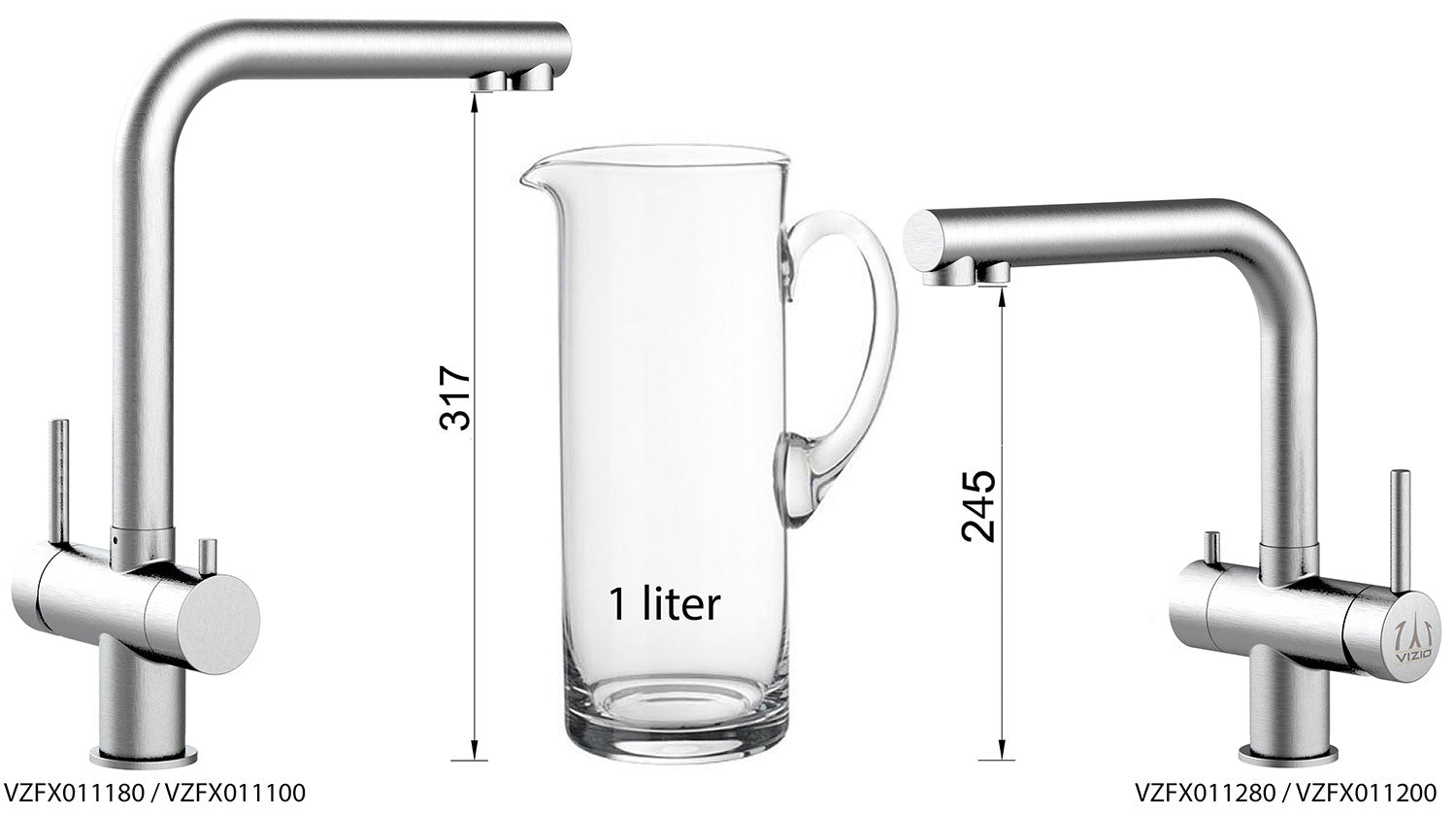 Zwei moderne Atessa 3-Wege-Wasserhahn Edelstahl-Küchenarmaturen in Silber, eine hohe (317 mm) und eine kurze (245 mm), sind mit einem 1-Liter-Glaskrug dazwischen als Maßstab dargestellt. Die Modellnummern stehen unter jeder Armatur.