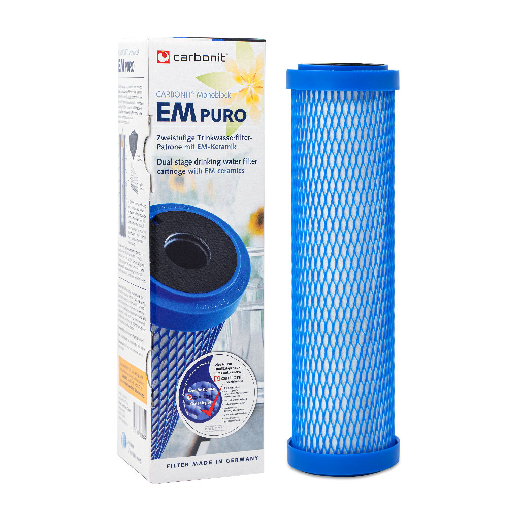 Der Carbonit EM PURO, eine blaue zylindrische Wasserfilterpatrone mit Aktivkohle-Monoblock, wird neben seiner weiß-blauen Schachtel mit Produktdetails und einer Abbildung des Filters gezeigt.