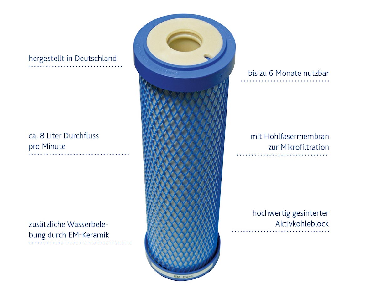 Die Carbonit EM PURO ist eine blaue, zylindrische Wasserfilterkartusche mit deutschen Spezifikationen: Mikrofiltrationsmembran, Aktivkohle-Monoblock, 6 Monate Lebensdauer, 8 L/min Durchflussrate, EM-Keramik und Made in Germany.
