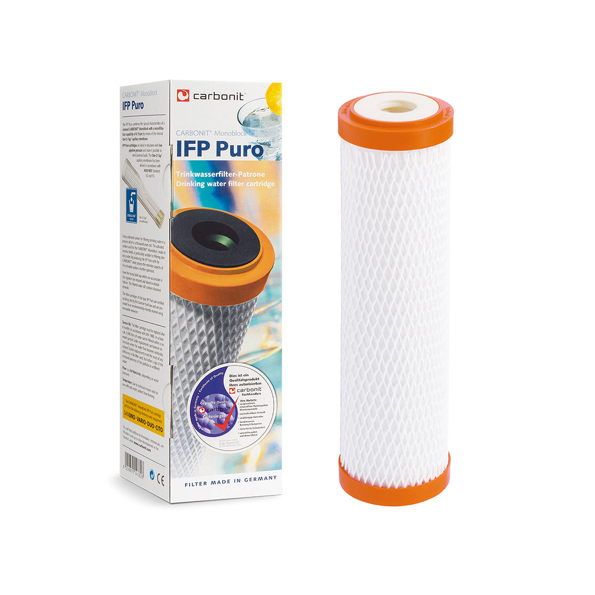 Eine Carbonit IFP PURO Wasserfilterkartusche mit orangefarbenen Enden steht neben ihrer Schachtel mit Produktdetails, Bildern und einem blauen Wassermotiv, das ihre Aktivkohle-Monoblock-Technologie hervorhebt.