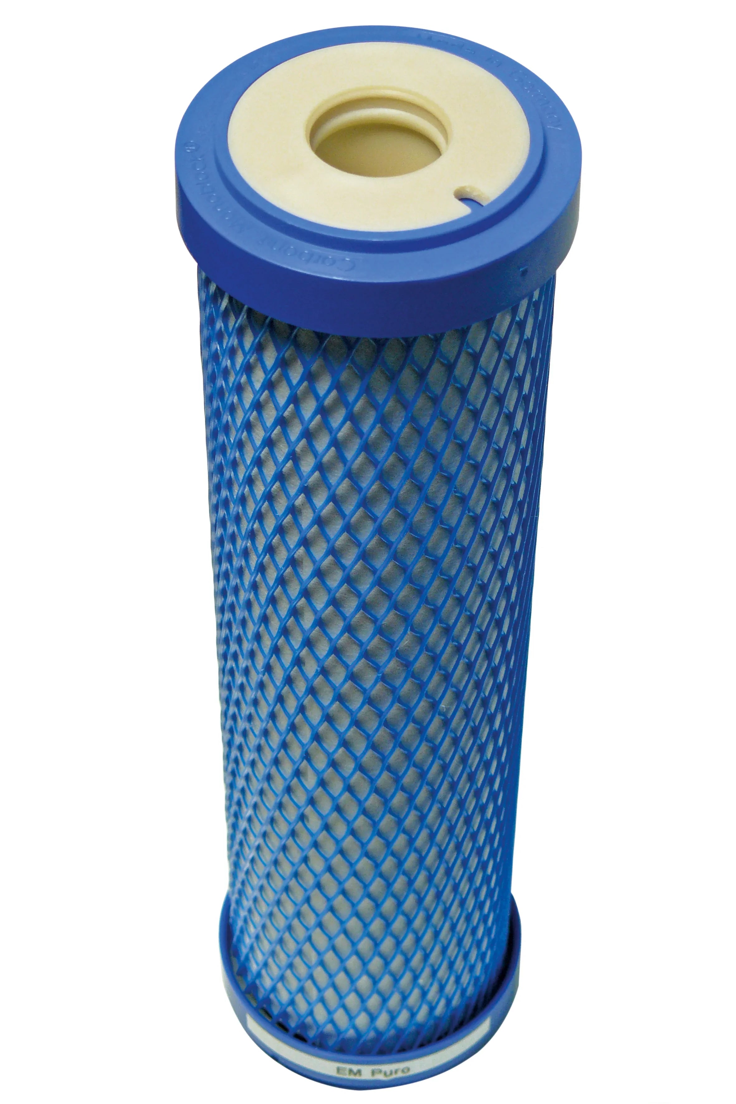Die zylindrische Wasserfilterpatrone Carbonit EM PURO mit blauem Netz an den Seiten, weißer runder Oberseite und blauen Endkappen, die mit einem Aktivkohle-Monoblock ausgestattet ist, steht aufrecht vor einem weißen Hintergrund.