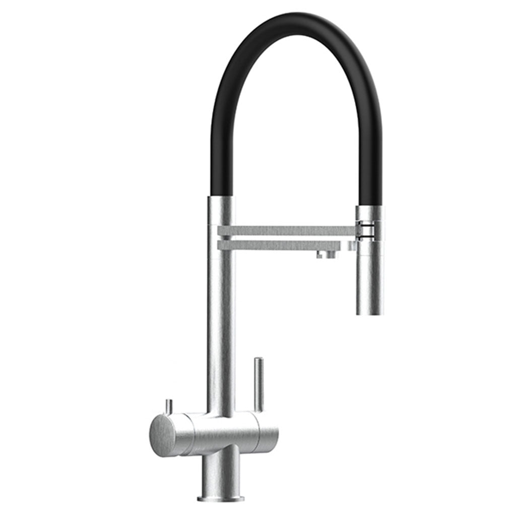 Die Levanto 3-Wege-Wasserhahn Edelstahl ist eine moderne Küchenarmatur mit hohem, gewölbtem Auslauf, flexiblem schwarzem Schlauch, Einhebelgriff und schlankem zylindrischem Sockel aus Edelstahl.