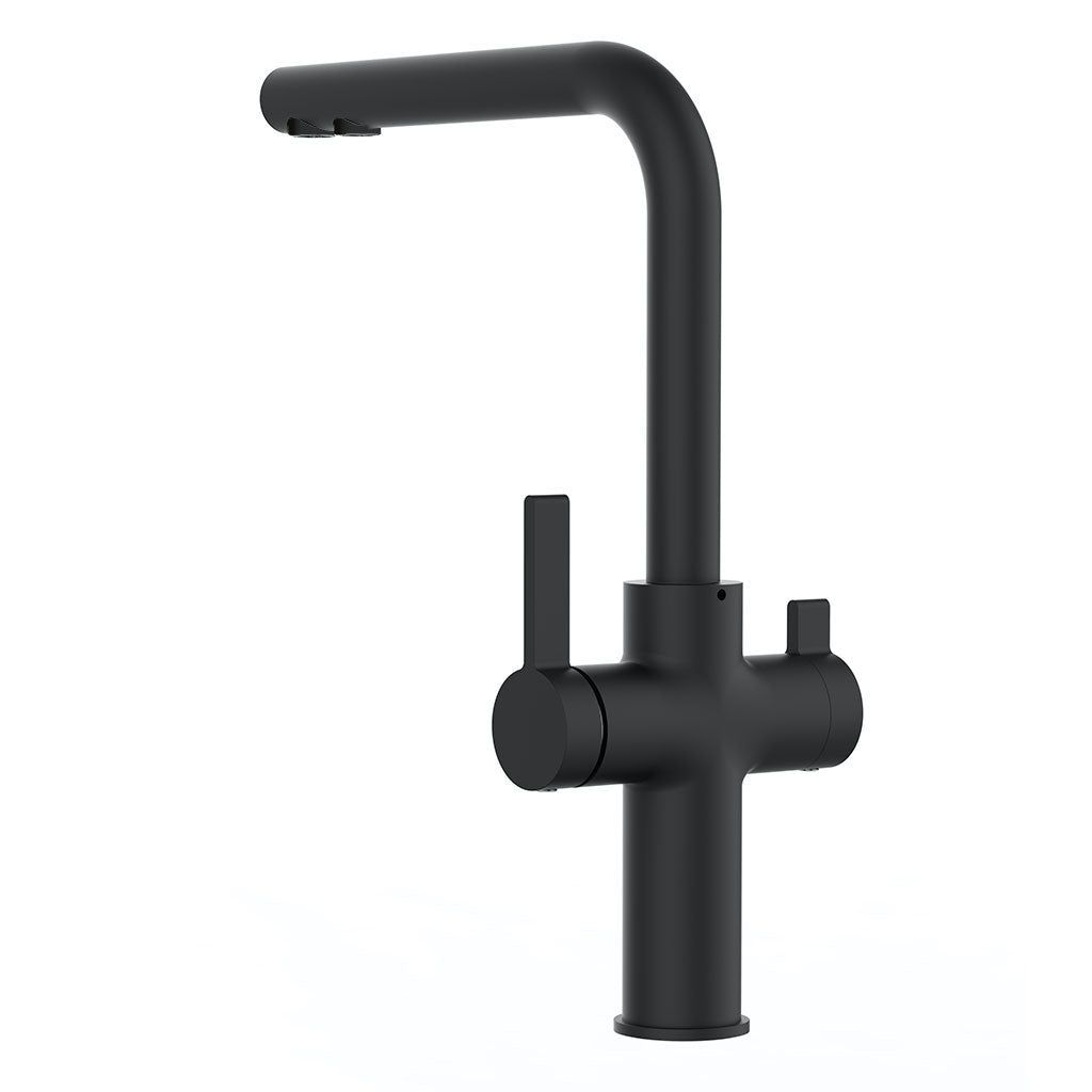 Der Paola NEO Black 3-Wege Wasserhahn ist eine moderne Küchenarmatur mit einer mattschwarzen Oberfläche, einem hohen, eckigen Auslauf und zwei seitlichen Griffen, die vor einem schlichten weißen Hintergrund gezeigt werden.