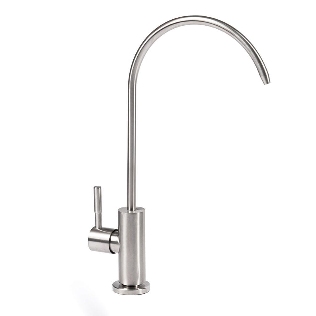 Die 1-Wege-Wasserhahn Genua Inox ist eine moderne Edelstahlarmatur mit hohem, geschwungenem Auslauf, einseitigem Hebelgriff und rundem Sockel.
