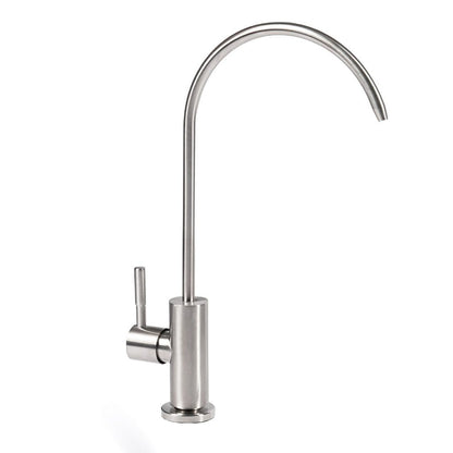 Die 1-Wege-Wasserhahn Genua Inox ist eine moderne Edelstahlarmatur mit hohem, geschwungenem Auslauf, einseitigem Hebelgriff und rundem Sockel.