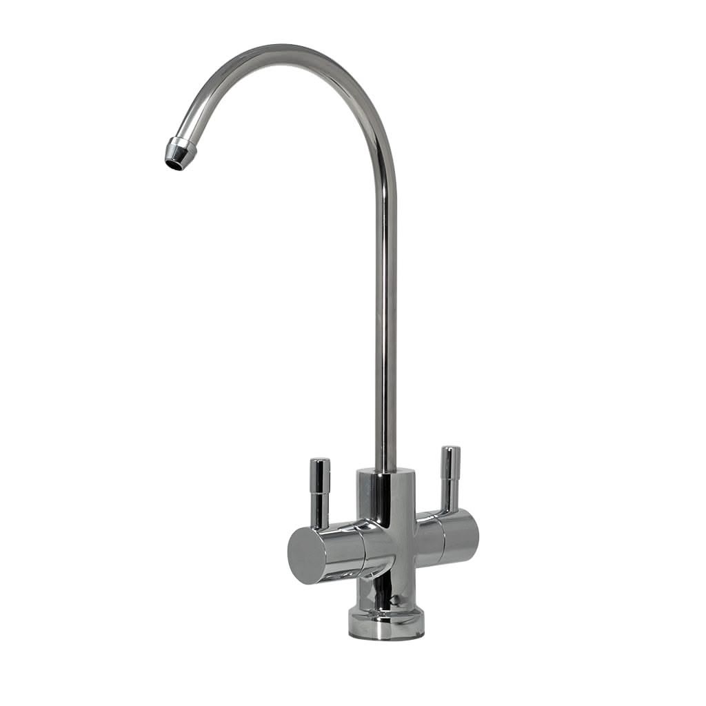 Der 2-Wege Wasserhahn Gardone Chrom verfügt über eine verchromte Oberfläche, einen hohen geschwungenen Auslauf und zwei zylindrische Griffe - ideal für gefiltertes Wasser und den täglichen Küchengebrauch.