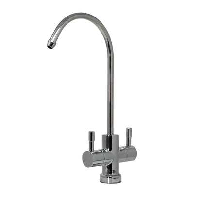 Der 2-Wege Wasserhahn Gardone Chrom verfügt über eine verchromte Oberfläche, einen hohen geschwungenen Auslauf und zwei zylindrische Griffe - ideal für gefiltertes Wasser und den täglichen Küchengebrauch.