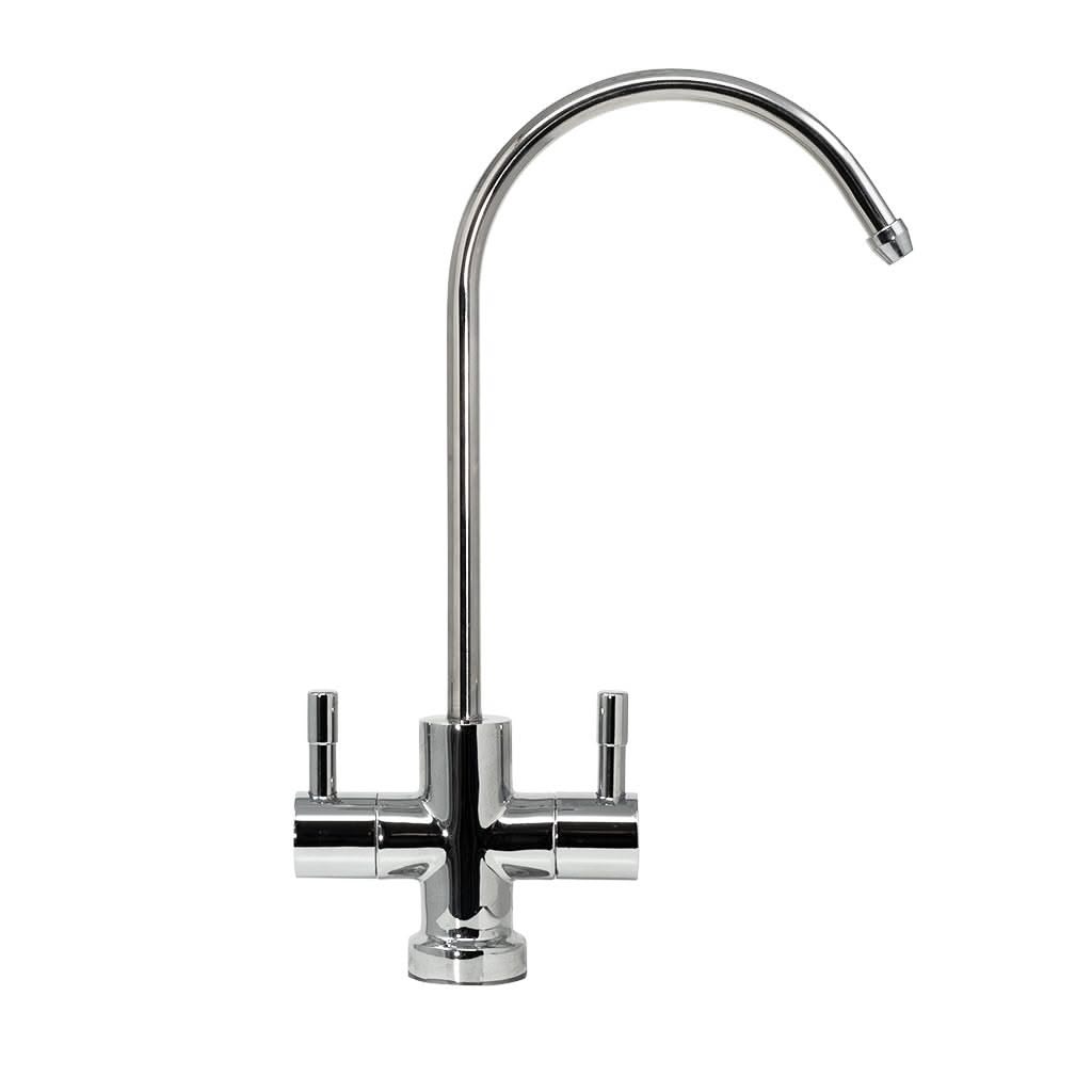 Der 2-Wege Wasserhahn Gardone Chrom ist eine moderne Küchenarmatur mit verchromter Oberfläche, hohem, gebogenem Auslauf und Doppelhebelgriffen - perfekt für gefiltertes Wasser - auf weißem Hintergrund.